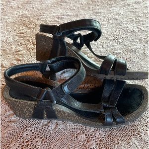 Teva size 8 black sandals